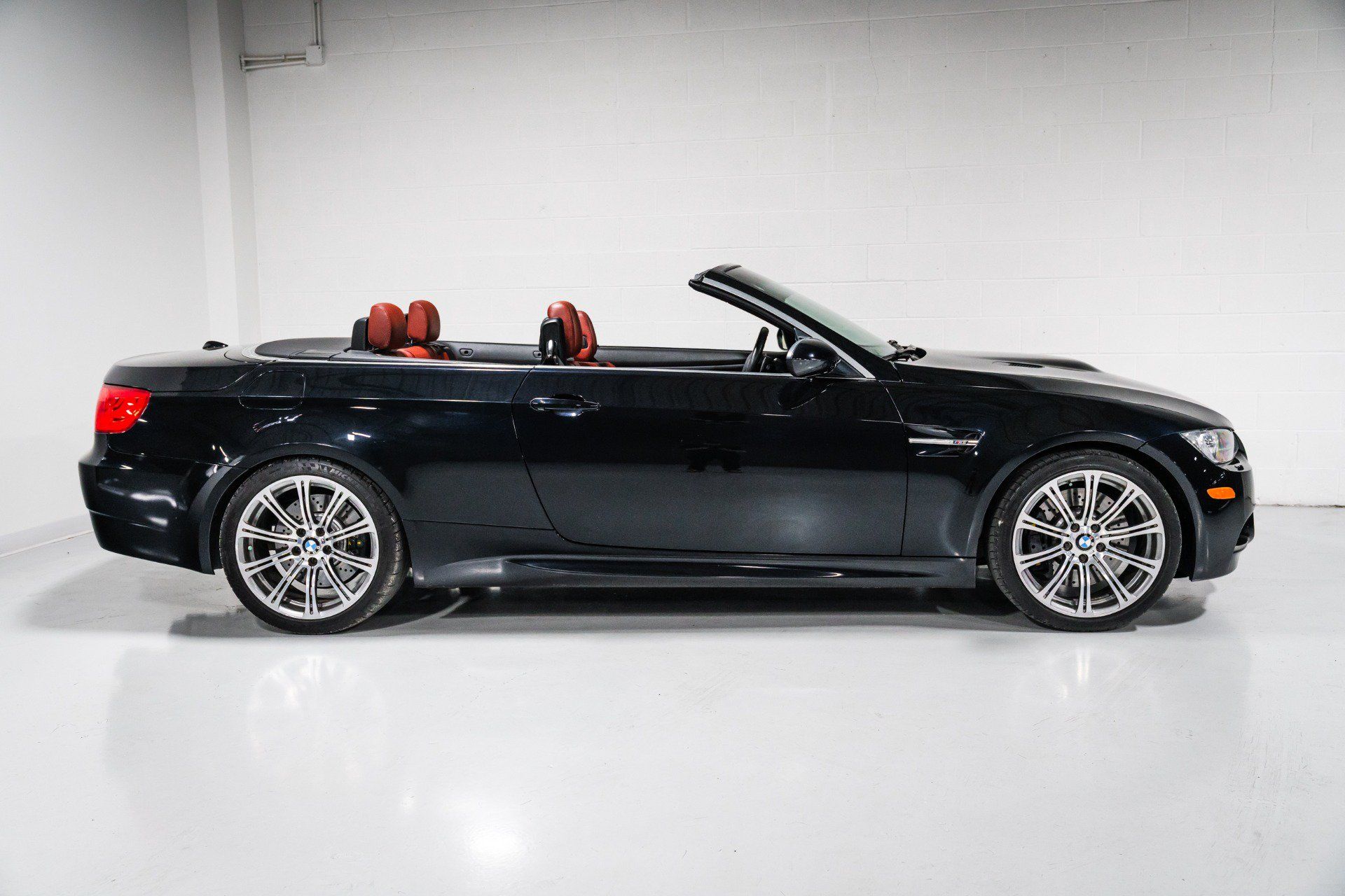 Used 2011 BMW M3 Convertible RWD image 2