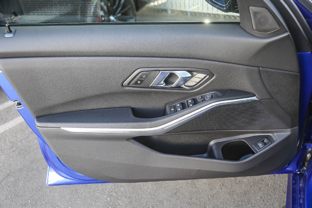 Used 2026 BMW 330i Sedan w/ M Sport Package RWD image 17