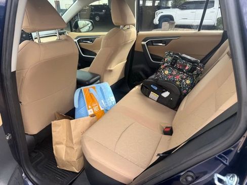 Used 2021 Toyota RAV4 XLE w/ Convenience Package image 4