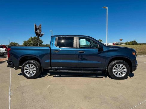 Used 2022 Chevrolet Silverado 1500 Custom image 2