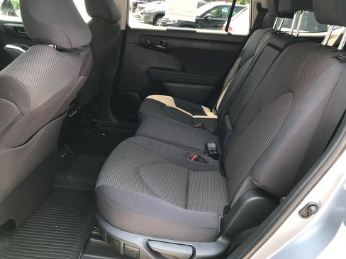 Used 2023 Toyota Highlander LE AWD/4WD image 22