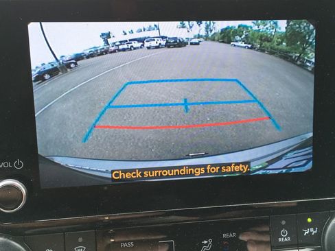 Used 2023 Toyota Highlander L FWD image 10