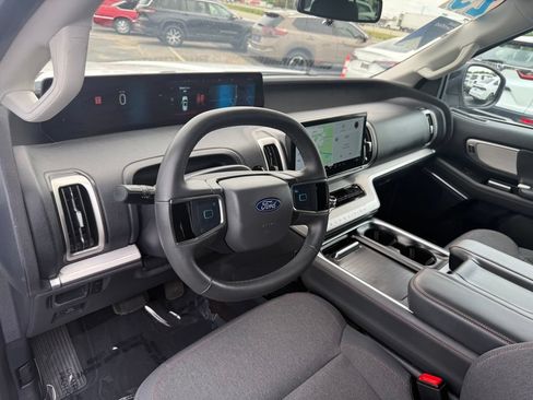 Used 2025 Ford Expedition Active RWD image 14