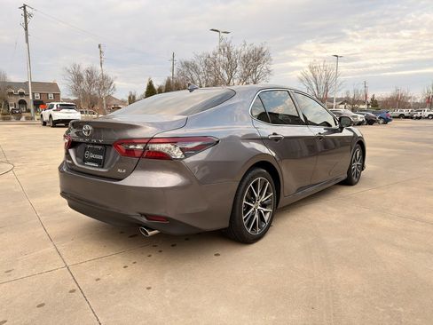 Used 2022 Toyota Camry XLE image 3