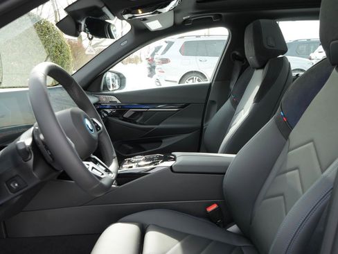 New 2026 BMW 550e xDrive w/ Executive Package image 2