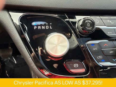 Used 2026 Chrysler Pacifica Limited w/ S Appearance Package FWD image 12