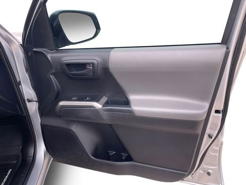 Used 2021 Toyota Tacoma TRD Off-Road image 17