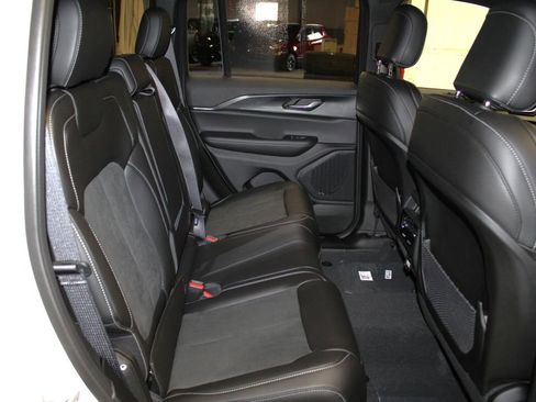 New 2025 Jeep Grand Cherokee Altitude image 32