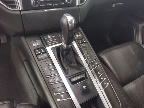 Used 2018 Porsche Macan image 18