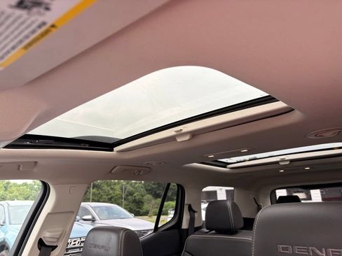 Used 2021 GMC Acadia Denali w/ Denali Technology Package FWD image 24