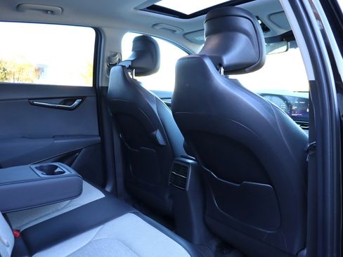 Used 2023 Kia Niro SX image 18