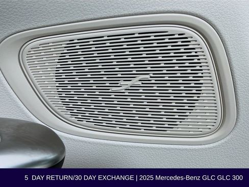 Used 2025 Mercedes-Benz GLC 300 4MATIC image 23