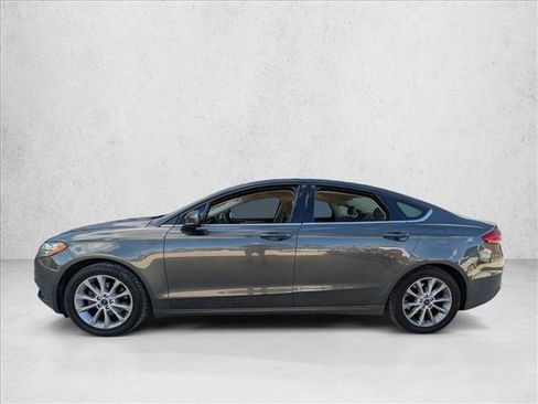 Used 2017 Ford Fusion SE w/ Fusion SE Technology Package image 2
