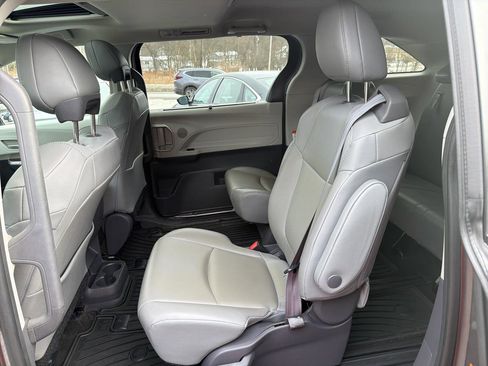 Used 2021 Toyota Sienna XLE FWD image 20
