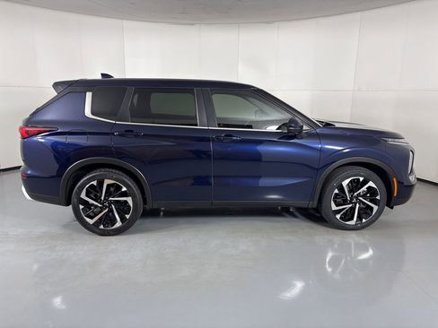 Used 2024 Mitsubishi Outlander SE image 9