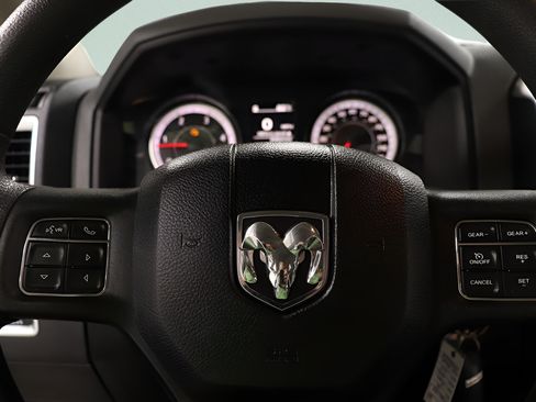 Used 2018 RAM 1500 Classic SLT AWD/4WD image 12