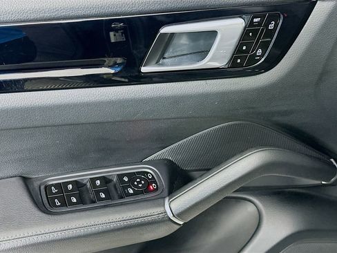 Used 2019 Porsche Cayenne S image 18