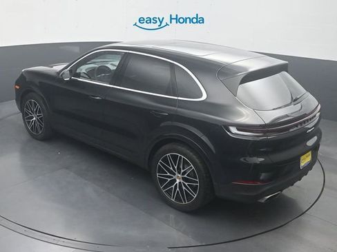 Used 2025 Porsche Cayenne AWD/4WD image 23