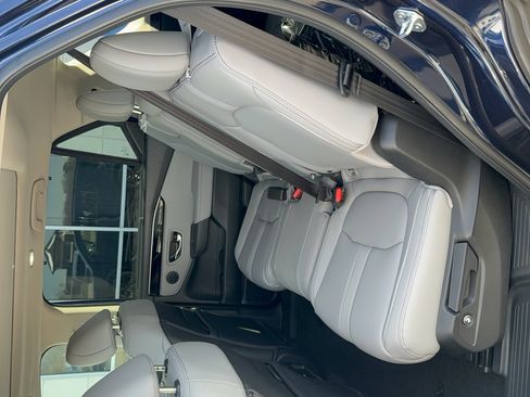 Used 2025 Honda Pilot Touring image 11