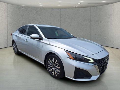 Used 2023 Nissan Altima 2.5 SV w/ SV Premium Package FWD image 7