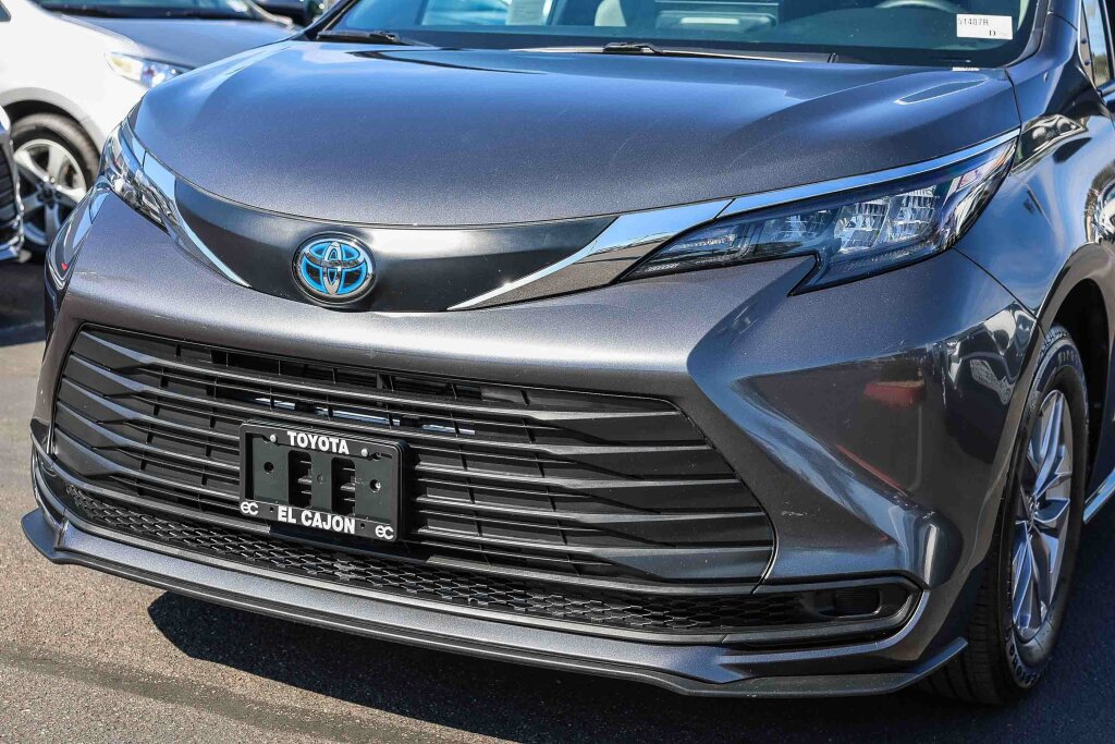 Certified 2025 Toyota Sienna LE FWD image 21