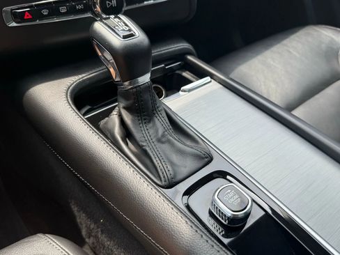 Used 2022 Volvo XC90 T5 Momentum w/ Climate Package image 16