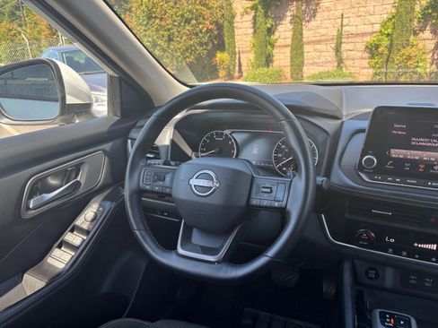 Used 2025 Nissan Rogue SV AWD/4WD image 36