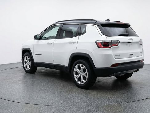 Used 2025 Jeep Compass Latitude AWD/4WD image 6