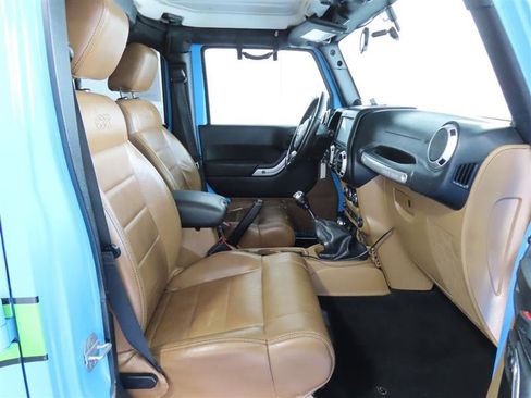 Used 2012 Jeep Wrangler Unlimited Sahara w/ Connectivity Group AWD/4WD image 45