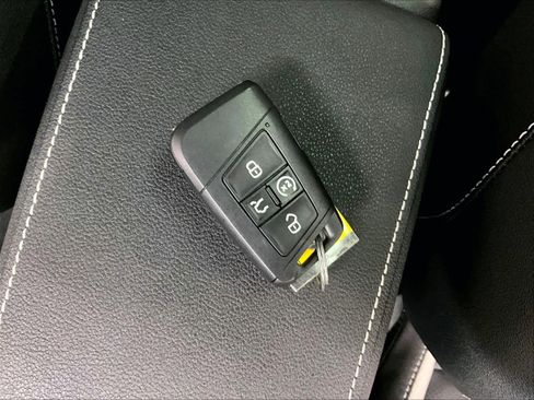 Used 2025 Volkswagen Taos SEL image 14