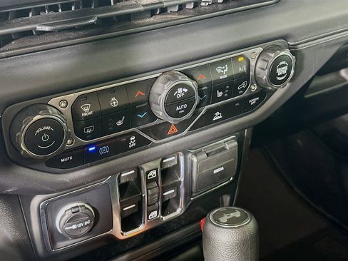 Used 2025 Jeep Wrangler Sahara image 22