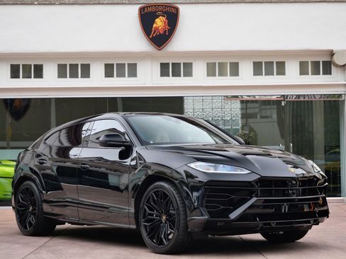 Used 2025 Lamborghini Urus SE AWD/4WD image 1