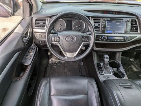 Used 2018 Toyota Highlander SE image 18