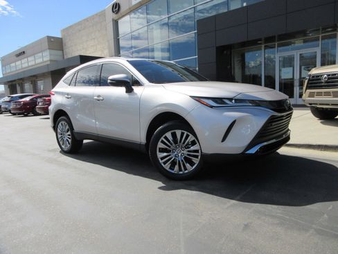 Used 2024 Toyota Venza XLE image 14