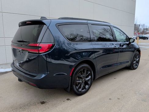 Used 2025 Chrysler Pacifica Limited w/ Uconnect Theater Family Group image 7