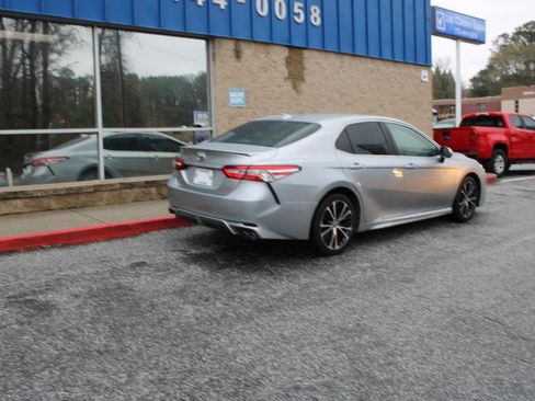 Used 2020 Toyota Camry SE image 4