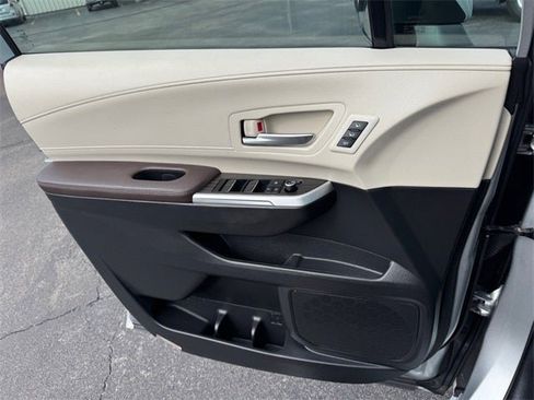 Used 2023 Toyota Sienna Platinum image 16
