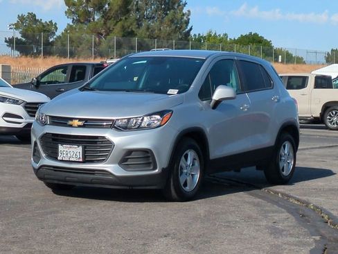 Used 2022 Chevrolet Trax LS w/ Tint and Cruise Package FWD image 4