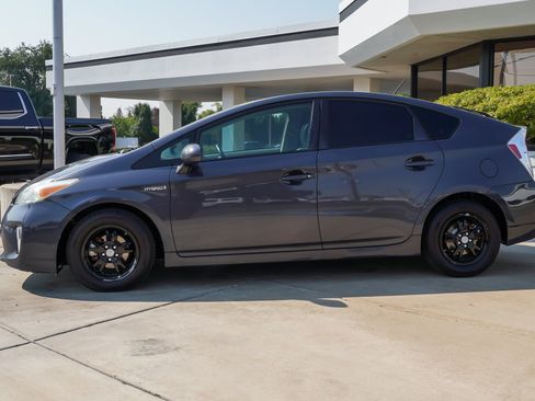 Used 2013 Toyota Prius Four w/ Deluxe Solar Roof Pkg FWD image 5