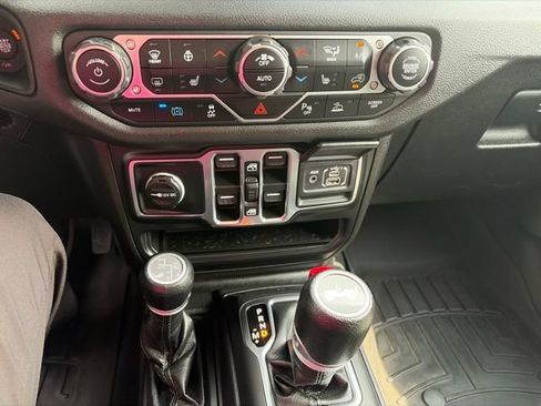Used 2024 Jeep Wrangler Unlimited w/ Convenience Group AWD/4WD image 20