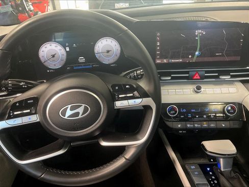 Used 2025 Hyundai Elantra Limited image 36