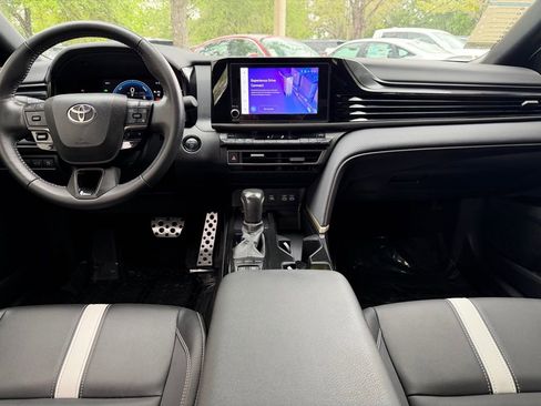 Used 2025 Toyota Camry SE image 13