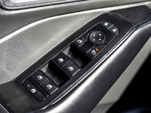 Used 2025 Nissan Rogue S image 11