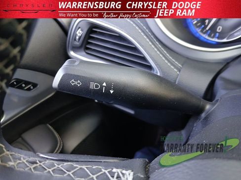 Used 2025 Chrysler Pacifica Limited image 19