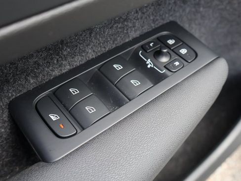 Used 2023 Volvo XC40 B5 Ultimate w/ Protection Package Premier image 11