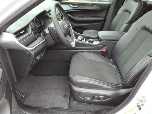 New 2025 Jeep Grand Cherokee L Altitude image 10