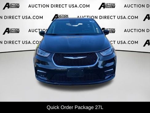 Used 2023 Chrysler Pacifica Touring-L image 2