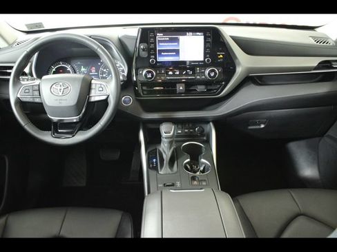 Used 2021 Toyota Highlander XLE AWD/4WD image 15