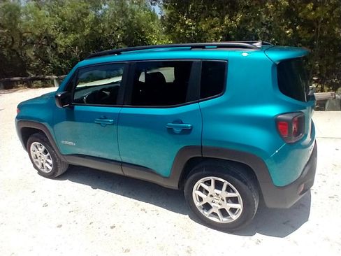 Used 2022 Jeep Renegade Latitude w/ Convenience Group image 3