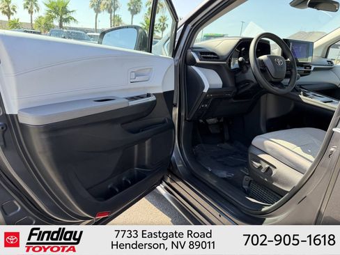 Certified 2025 Toyota Sienna LE FWD image 5